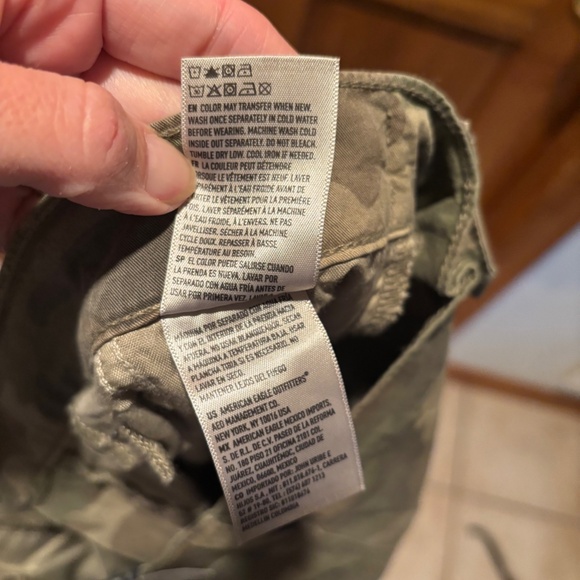 American Eagle Stretch Barrel Cargo Pants in Camo Size 8 Short NWT - Picture 7 of 8